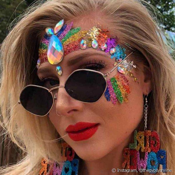 Aposte no glitter e pedrarias para dar um up na maquiagem de carnaval colorida (Foto: Instagram @thegypsyshrine)